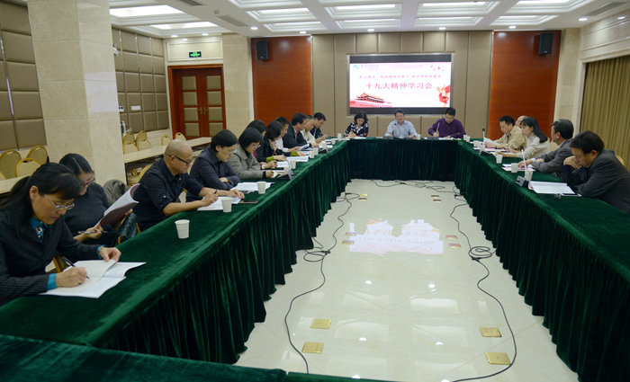校黨委副書記沈赤向民主黨派、統(tǒng)戰(zhàn)團(tuán)體負(fù)責(zé)人，市政協(xié)委員宣講十九大精神