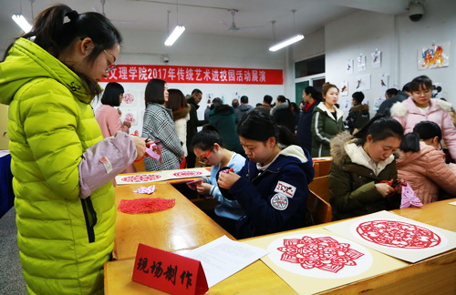 色彩絢麗、喜氣洋洋的活動現(xiàn)場