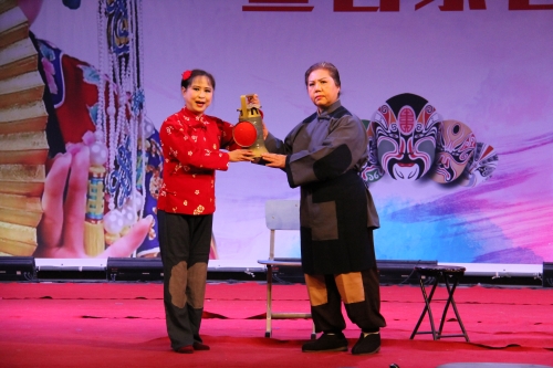 呼玉山院長(zhǎng)、許鴻昌館長(zhǎng)演唱現(xiàn)代京劇《智取威虎山》選段