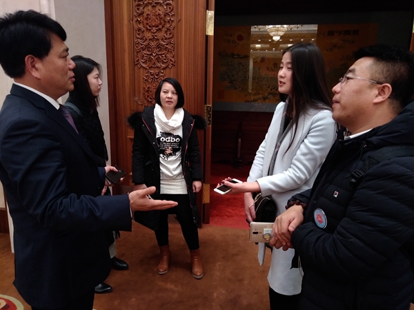 新聞發(fā)布會現(xiàn)場，多家媒體記者采訪賀瑞虎書記