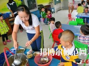 遵義2020年幼師學(xué)校有哪些科目?我們知道幼師專業(yè)是屬于一個學(xué)習(xí)內(nèi)容比較多的專業(yè)，因為是小朋友的啟蒙階段，同學(xué)們自己在報讀本專業(yè)的時候很多的同學(xué)都不知道到底是學(xué)一些什么?于是都來問道小編，小編就來給大家說一下關(guān)于學(xué)?？颇康氖虑榕?。  幼師學(xué)校學(xué)習(xí)專業(yè)課程 1、幼兒教育學(xué)  了解現(xiàn)代教育、幼兒教育的新觀念、新思想、新信息，結(jié)合我國幼兒教育改革中的新問題、新情況，將理論的闡述和幼兒教育實踐中的問題結(jié)合起來，進(jìn)行具體分析和指導(dǎo)。  2、幼兒心理學(xué)  了解幼兒的認(rèn)知和言語發(fā)展的特點和規(guī)律、幼兒的情緒、個性與社會性發(fā)展的關(guān)系及幼兒的活動心里。能依據(jù)幼兒特點，利用所學(xué)相關(guān)知識，初步具備幼兒園基層崗位幼兒教師的工作能力。培養(yǎng)學(xué)生具有誠實守信、善于溝通和合作的品質(zhì)。  3、幼師英語  根據(jù)幼師學(xué)生的英語水平和專業(yè)特點，從聽、說、讀、寫四個方面全方位的培養(yǎng)學(xué)生，讓學(xué)生掌握基本語法知識、語音知識、日常用語，提高學(xué)生的口語交際技能和綜合閱讀、寫作能力。讓學(xué)生在學(xué)習(xí)過程中發(fā)展綜合語音運用能力，提高人文素養(yǎng)，增強實踐能力，培養(yǎng)創(chuàng)新精神。  4、幼兒園組織與管理  讓學(xué)生了解幼兒園組織與管理的基本原理和內(nèi)容，掌握幼兒園組織與管理的基本規(guī)律，學(xué)會用所學(xué)專業(yè)理論解決實際工作中遇到的管理問題。結(jié)合案例分析，培養(yǎng)學(xué)生的思辨意識、創(chuàng)新意識，提高學(xué)生與時俱進(jìn)的管理理念，為學(xué)生今后從事幼兒園教育工作和管理工作奠定良好的基礎(chǔ)，具有較強的實用性和可操作性。  學(xué)前教育前景好不好 學(xué)前教育上的現(xiàn)在已經(jīng)有越來越多的人關(guān)注，就業(yè)前景上的非常不錯的一個職業(yè)了，在現(xiàn)階段學(xué)前教育專業(yè)就業(yè)率上也在一直上升，我國對于學(xué)前教育上的重視的提升，也為學(xué)前教育專業(yè)人才提供了較好的就業(yè)機(jī)會，使得社會上的對于學(xué)前教育人才上的甚至出現(xiàn)了供不應(yīng)求的現(xiàn)象，學(xué)前教育現(xiàn)階段也已經(jīng)成為一個非常重要的教育階段，擁有高素質(zhì)的學(xué)前教育人才對于整個教育事業(yè)上的也能夠起到一個促進(jìn)和發(fā)展的作用。  幼師專業(yè)上就業(yè)前景也是比較好的，現(xiàn)階段社會上的對于幼師的需求也越來越多了，對于早期教育上的重視度的提升，使得幼師人才成為現(xiàn)階段社會上的所需要的重要人才選擇。  我們可以看到幼師專業(yè)學(xué)習(xí)的是很多的，小編給大家列舉了一些專業(yè)課程，其實這個專業(yè)是一個需要自己花費很多心力來學(xué)習(xí)的專業(yè)，同學(xué)們學(xué)習(xí)的內(nèi)容是很廣泛的，不過這個專業(yè)只要學(xué)好了，將來在就業(yè)方面就會很不錯，所以，希望選擇這個專業(yè)的同學(xué)都能掌握足夠的專業(yè)知識哦。