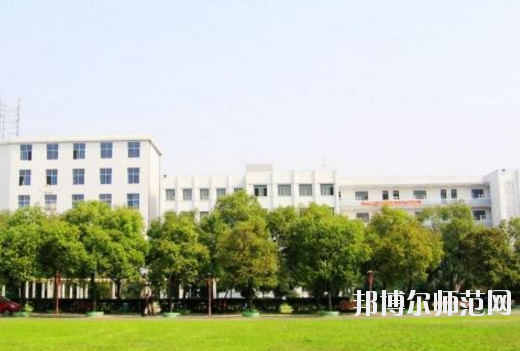 對(duì)于幼師學(xué)校的選擇，男生和女生是一樣的?，F(xiàn)在大部分學(xué)校的幼師專業(yè)在進(jìn)行招生的時(shí)候，其實(shí)男生和女生的招生計(jì)劃是統(tǒng)一的，學(xué)校對(duì)學(xué)生的性別并沒有要求。所以，小伙伴們選擇幼師學(xué)校的重點(diǎn)不應(yīng)該是這所學(xué)校適合男生還是適合女生，而是這所學(xué)校本身的辦學(xué)條件好不好，以及學(xué)校的優(yōu)勢(shì)以及劣勢(shì)有哪些等等。接下來，對(duì)南昌理工職業(yè)中等專業(yè)學(xué)校感興趣的小伙伴們可以一起來看一看這所學(xué)校的具體情況。  南昌理工職業(yè)中等專業(yè)學(xué)校辦學(xué)理念 學(xué)校以“辦學(xué)校，不開學(xué)店，造福炎黃子孫!”為宗旨，遵循黨的教育方針，倡導(dǎo)“誠(chéng)實(shí)、博愛、勤奮、自強(qiáng)”的校訓(xùn)，按照“理論夠用，注重實(shí)踐”的原則，為社會(huì)經(jīng)濟(jì)建設(shè)培養(yǎng)“一專多能”的應(yīng)用型人才。畢業(yè)生深受用人單位的歡迎。 例如推薦在“啟悅電子廠”工作的同學(xué)進(jìn)廠第九天，就對(duì)8086高壓擊穿儀進(jìn)行技術(shù)改造，降低了勞動(dòng)強(qiáng)度，提高了生產(chǎn)效率。該廠董事長(zhǎng)吳德和先生專程由臺(tái)北趕來我?？疾欤?dāng)即簽定了廠校合作協(xié)議。  接著我校又與深圳新飛通、深圳捷迪訊、上海偉創(chuàng)力、上海先進(jìn)半導(dǎo)體、上海華微、杭州矢崎、蘇州生益科技、上海攜程旅行網(wǎng)等20多家公司建立了合作伙伴關(guān)系。可以說：“選擇理工，就業(yè)輕松!” 學(xué)校與南昌航空大學(xué)聯(lián)合辦學(xué)，是南昌航空大學(xué)繼續(xù)教育學(xué)院教學(xué)點(diǎn)，依托南昌航空大學(xué)的人才、圖書、先進(jìn)的教學(xué)設(shè)施，資源共享。學(xué)校有一支政治素質(zhì)高、教學(xué)和管理經(jīng)驗(yàn)豐富的專兼職師資隊(duì)伍，正副教授、高級(jí)教師近半，其中不少曾獲得“最佳授課教師”的稱號(hào)。  南昌理工職業(yè)中等專業(yè)學(xué)校教學(xué)設(shè)置 學(xué)校除精湛的理論教學(xué)外，還設(shè)有圖書閱覽室、計(jì)算機(jī)中心、語音室和電工、電子、機(jī)電、機(jī)械加工、數(shù)控、酒店管理等實(shí)驗(yàn)室能安排學(xué)生進(jìn)行多種實(shí)驗(yàn)，“邊講邊練，講練結(jié)合”，確保學(xué)生動(dòng)手能力的培養(yǎng)。 學(xué)校采取多層次、開放性辦學(xué)和封閉式管理。不僅注重教育質(zhì)量，更注重道德品質(zhì)和綜合素質(zhì)教育。教育管理嚴(yán)格，始終把學(xué)校的安全工作放在首位，在2005-2010職業(yè)高校年檢中，得到市教育局有關(guān)領(lǐng)導(dǎo)的表揚(yáng)，連續(xù)被評(píng)為職業(yè)教育辦學(xué)先進(jìn)單位。  南昌理工職業(yè)中等專業(yè)學(xué)校報(bào)名手續(xù) 即日起可到校招生辦或當(dāng)?shù)匚倚Ｕ猩c(diǎn)報(bào)名，或來函來電報(bào)名、網(wǎng)上報(bào)名。  本地區(qū)的應(yīng)屆初中畢業(yè)生可在就讀中學(xué)填中考志愿報(bào)名。  報(bào)到時(shí)帶好戶口本，五張一寸免冠照片和初高中畢業(yè)證書。  小編總結(jié) 南昌理工職業(yè)中等專業(yè)學(xué)校是一所按照“理論夠用，注重實(shí)踐”的原則，為社會(huì)經(jīng)濟(jì)建設(shè)培養(yǎng)“一專多能”的應(yīng)用型人才的中專學(xué)校，學(xué)校開設(shè)有幼師類的專業(yè)，對(duì)幼師行業(yè)感興趣的初中畢業(yè)生可以多加關(guān)注這所學(xué)校。接下來小伙伴們可以去到學(xué)校官網(wǎng)對(duì)學(xué)校做進(jìn)一步的了解。當(dāng)然，在南昌還有開設(shè)有幼師類專業(yè)的其他學(xué)校，大家也可以看看其他的學(xué)校怎么樣，做一個(gè)比較，然后選擇出最適合自己的一所。