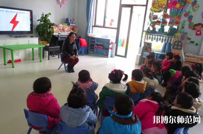 滄州2021年中專幼師學(xué)?？梢钥即髮? /><b>滄州2021年中專幼師學(xué)?？梢钥即髮?/b><span>2020-12-16 13:15</span><p>滄州2021年中專幼師學(xué)?？梢钥即髮?？ 是可以的，成績(jī)比較理想的學(xué)生就可以直接選擇上普高學(xué)校，然后通過高考的方式進(jìn)入大學(xué)，</p></a></li>
            <li><a href=